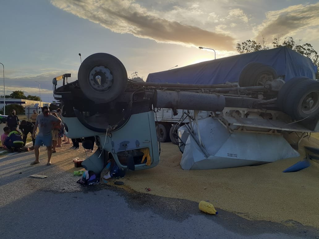 Se quedó sin frenos y volcó el camión cargado con cebada