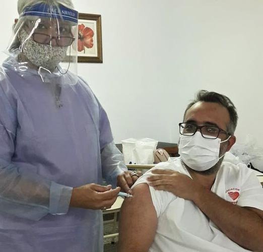 Médico balcarceño, vacunado contra el Covid-19 en Necochea