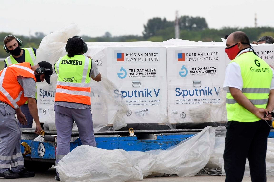 La tercera partida de vacunas Sputnik V llegó al país en un vuelo de Aerolíneas Argentinas