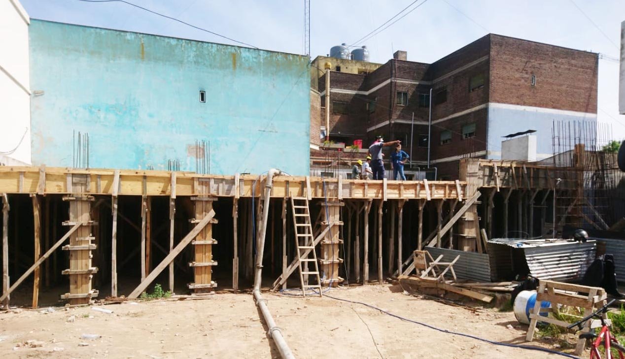 Comenzó el llenado de la losa con hormigón