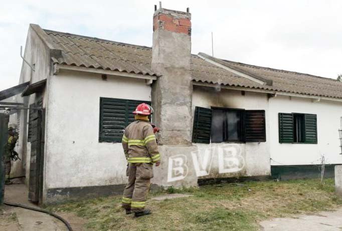 Un niño de 2 años habría dado origen al incendio  que afectó una vivienda del Bº Hipólito Yrigoyen