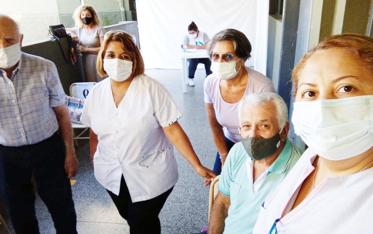 Comenzó ayer la vacunación a mayores  de 70 años, docentes y personal de salud