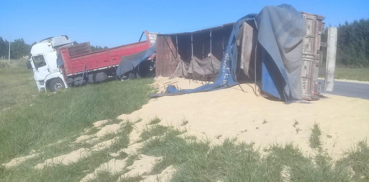 Un camión que transportaba soja se despistó en la autovía 226