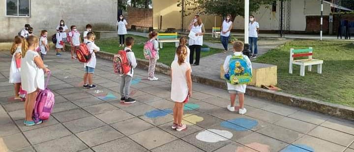 Emoción en el regreso a las aulas: con tapabocas  y distanciamiento social