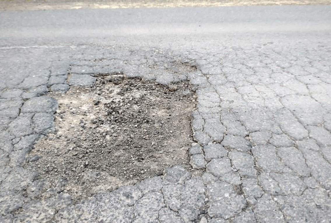Reaparecieron los baches en el camino de acceso a San Agustín