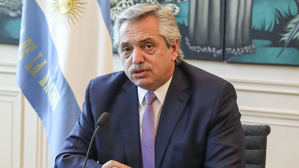 El Presidente derogó el decreto de Macri que prohibía el ingreso de extranjeros con antecedentes al país