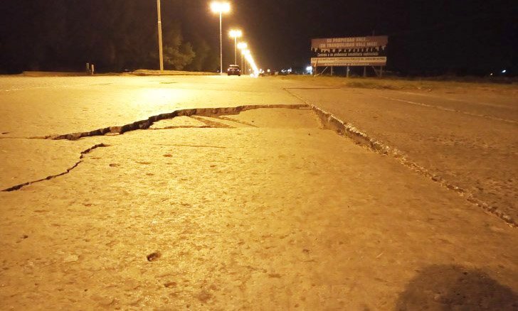 Rompió dos neumáticos por culpa de un bache