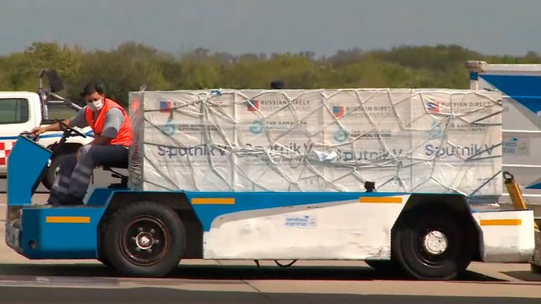 Arribó a Ezeiza vuelo de Aerolíneas con 330 mil dosis de Sputnik V destinadas a mayores de 70 años