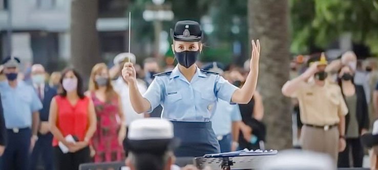 Micaela Carballo, la balcarceña que lleva la batuta en la Orquesta de Mujeres de las Fuerzas Armadas