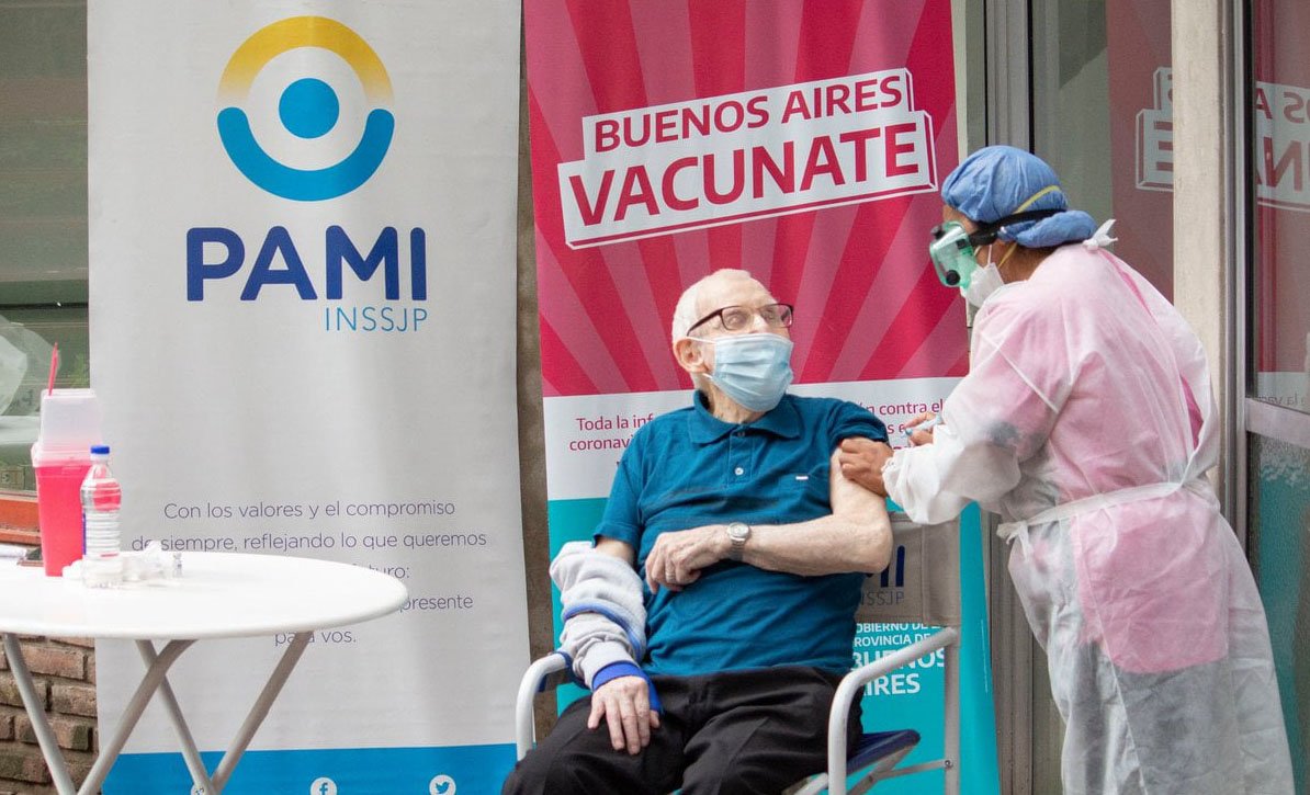 Se comenzó a vacunar a adultos mayores en distintos geriátricos