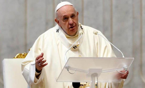 Francisco toma distancia del documento vaticano que prohibió bendecir las uniones de personas gays