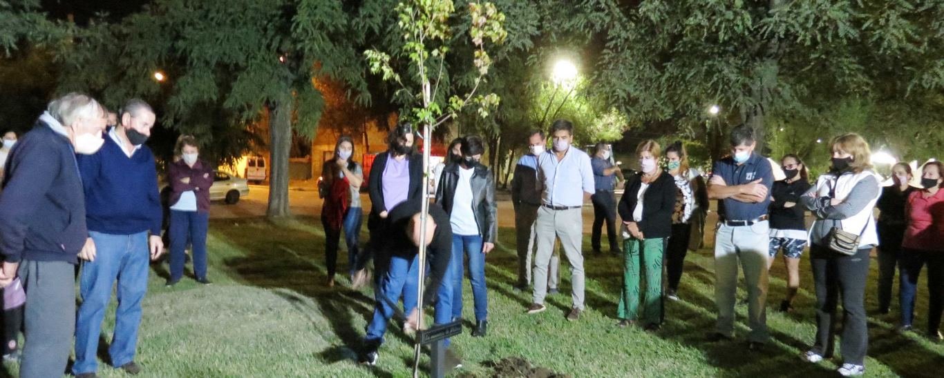 En emotivo acto se plantaron árboles como recuerdo  vivo y permanente a Julieta Moschetto y Melina Briz