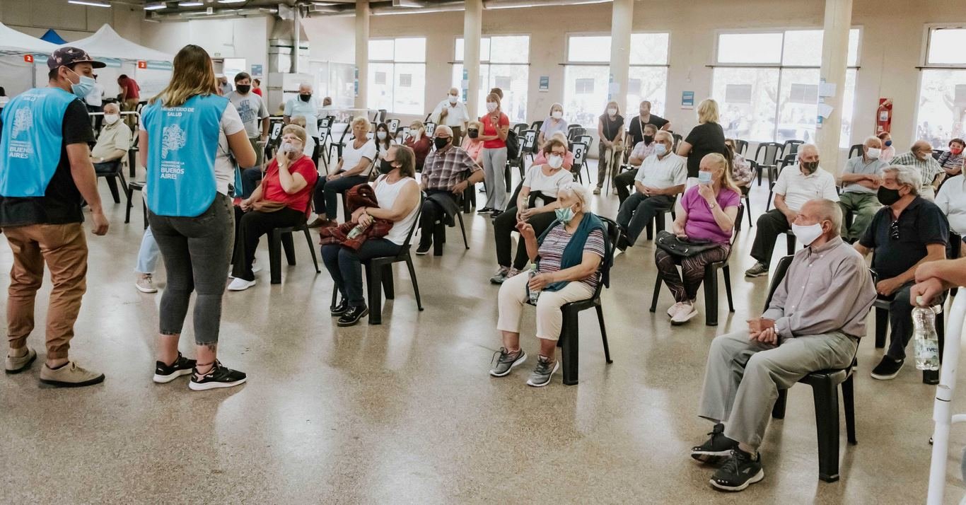 La primera jornada de la mega  vacunación resultó "de 10"