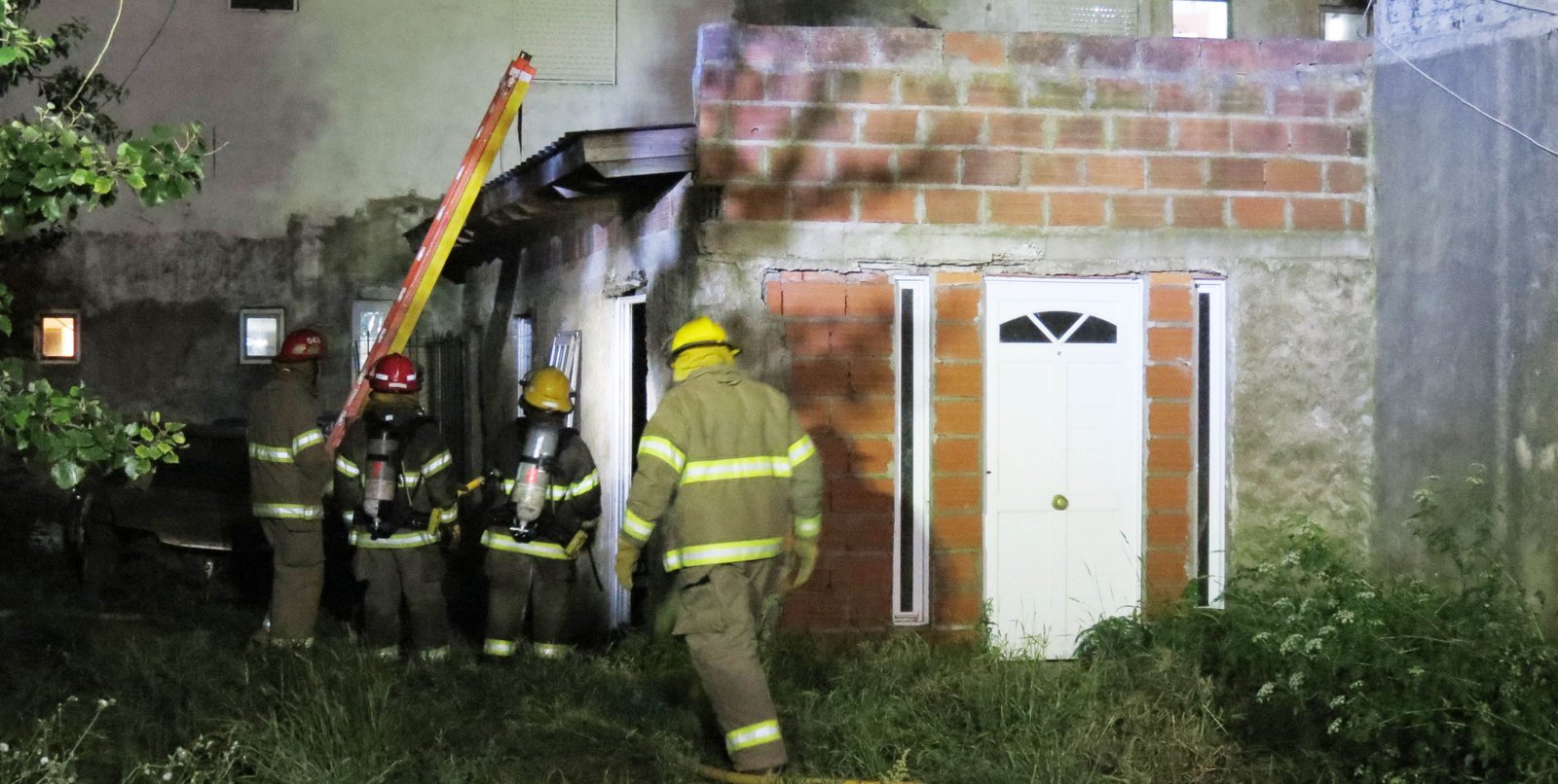 El fuego afectó parte de una  vivienda en "El Cruce"