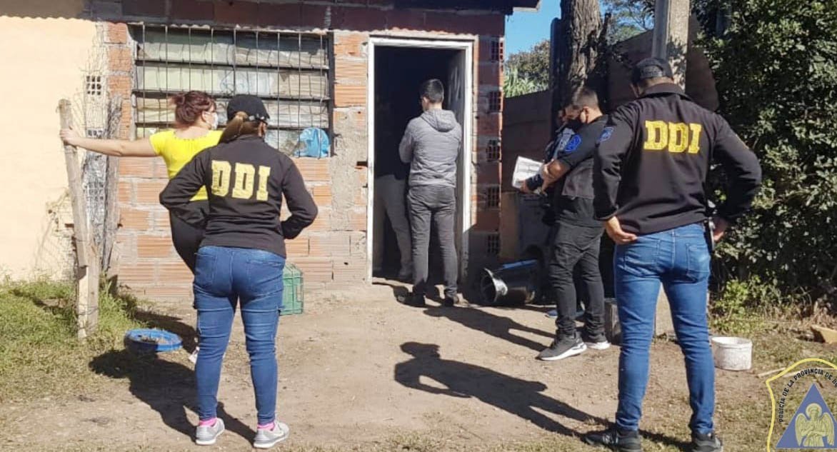 Descontrolado, un joven asaltó y  golpeó a un vecino: fue detenido