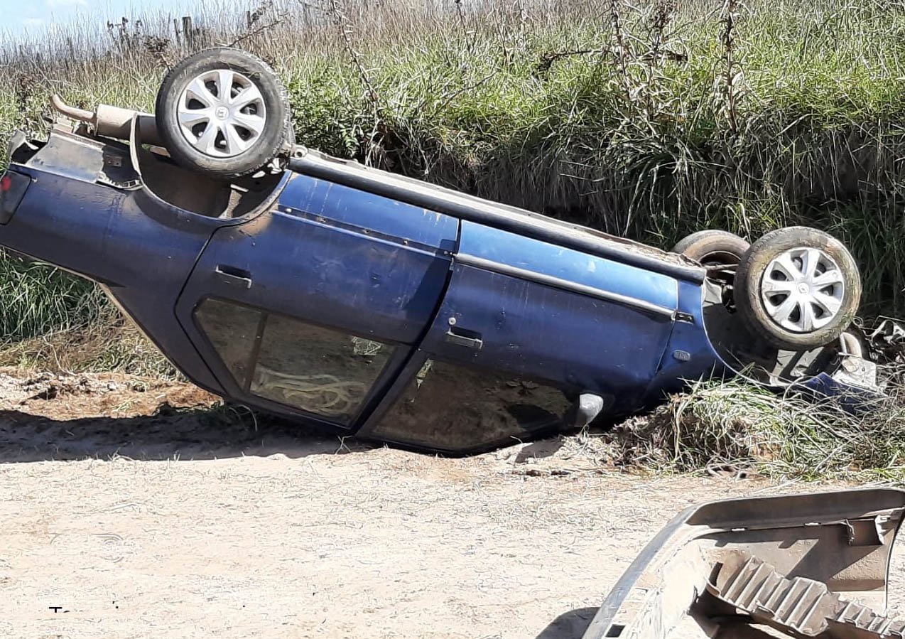 Un auto volcó y murió su conductor
