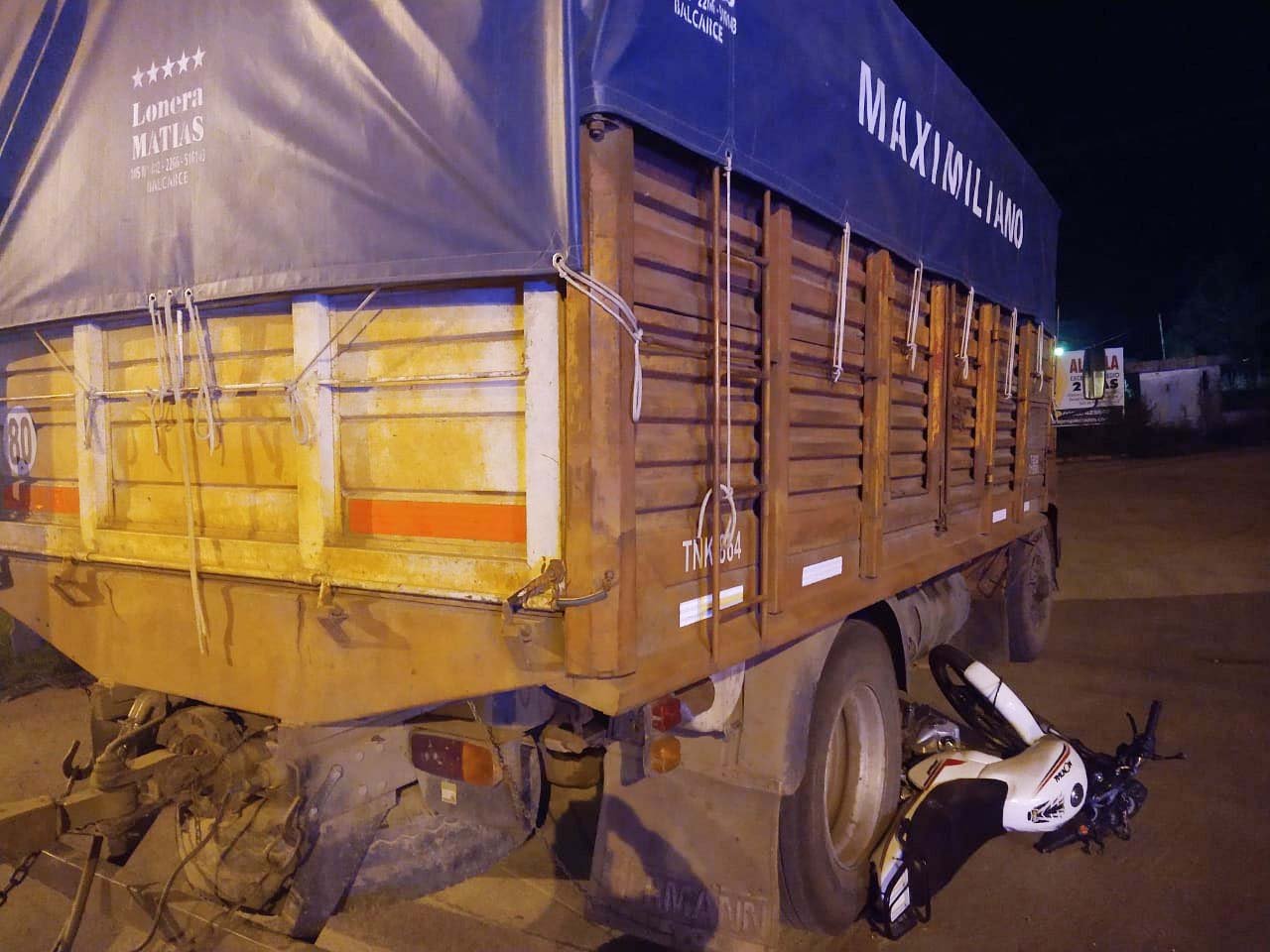 Chocaron un camión y una moto en avenida San Martín: un herido