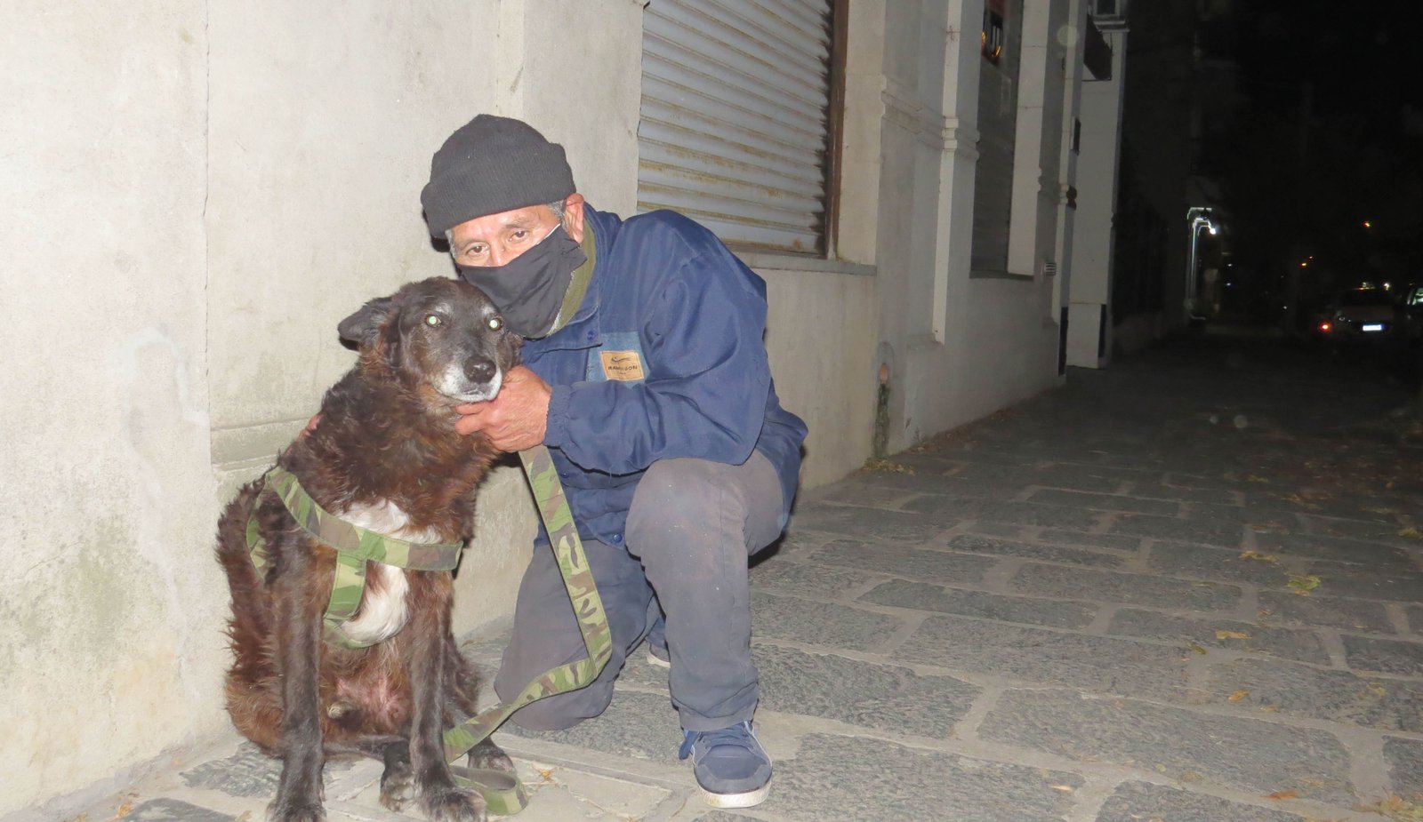"Juan de la calle": un ser 'especial' que, junto a sus  mascotas, deambula recibiendo y repartiendo afecto