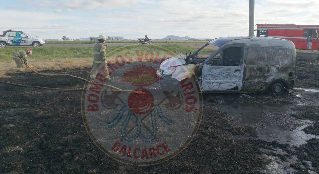 Un utilitario se despistó e incendió en proximidades de «El Cruce»: 2 heridos