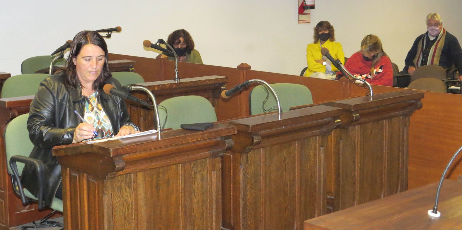 La oposición respaldará a Reino  si decide una reconversión médica