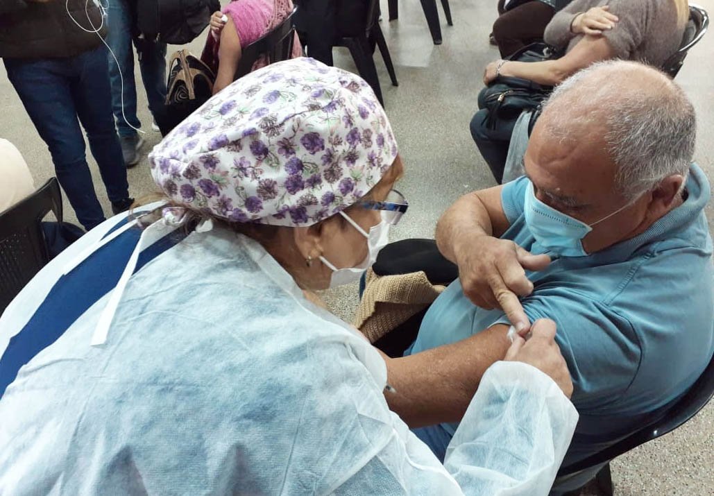 Un hombre de 69 años recibió la  dosis número 10 mil en Balcarce
