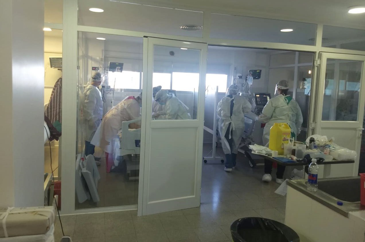 Agentes de salud, al  límite en la terapia intensiva