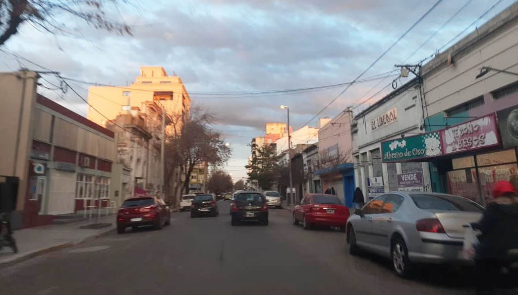 Mayor movimiento comercial en el primer día hábil del confinamiento