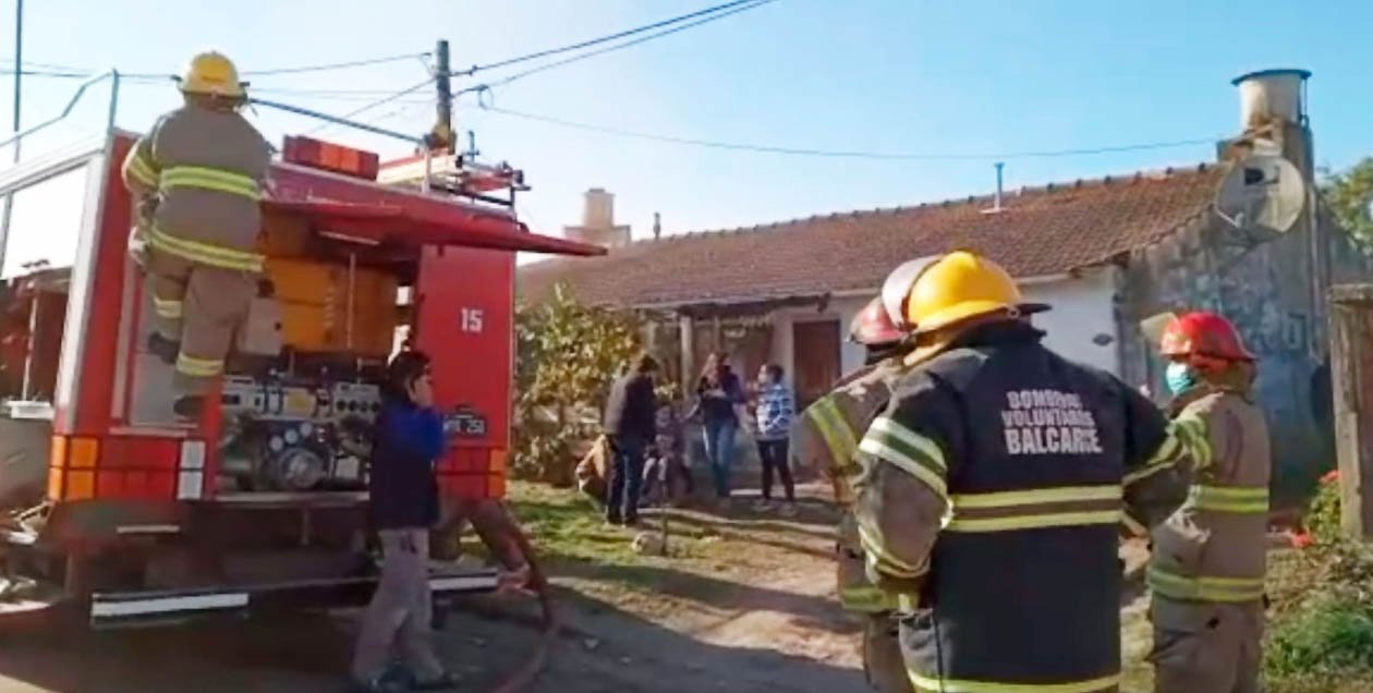 Fuego en una casa: el miedo se apoderó  de una madre y sus tres pequeños hijos