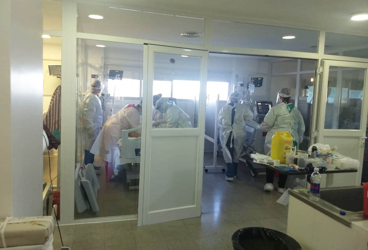 Leve descenso en la ocupación de camas y sigue preocupando la alta tasa de contagios