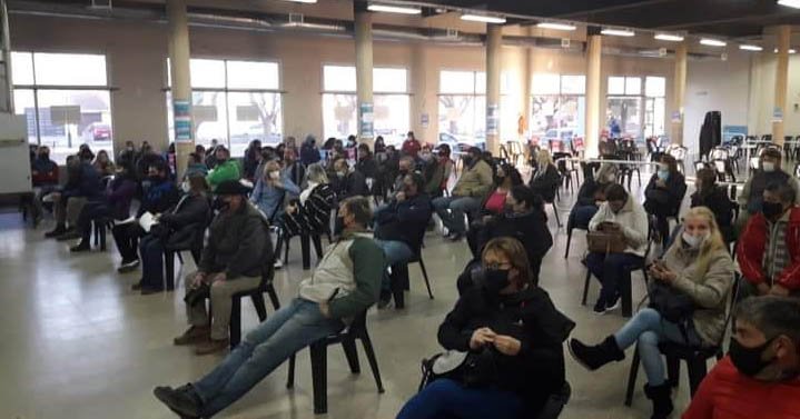 Numerosa concurrencia de mayores de 55  años para vacunarse en la posta sanitaria
