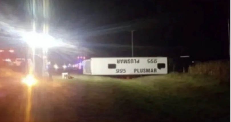 Dos muertos y más de 40 heridos al volcar un micro en la autovía 2, altura Chascomús