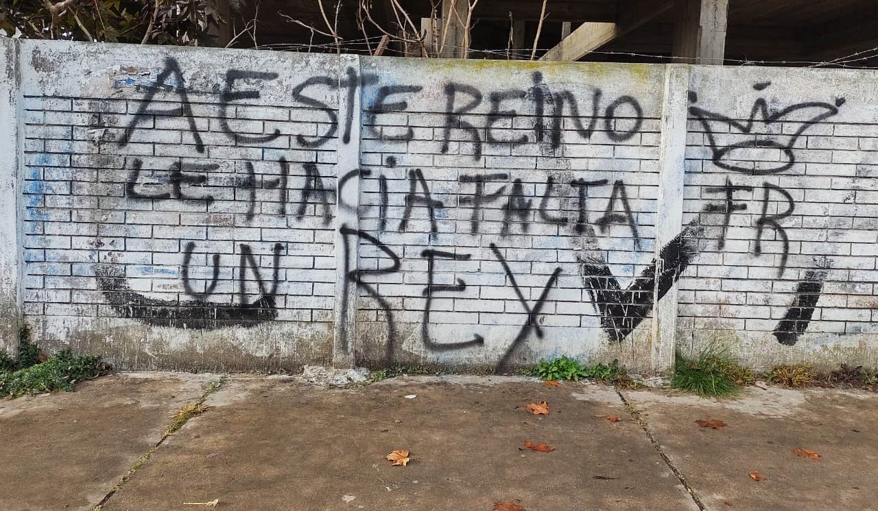 La "batalla" de las PASO  comenzó con un ingenioso grafiti