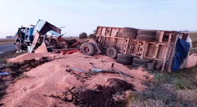 Volcó un camión cargado con maíz: el  conductor resultó con traumatismos