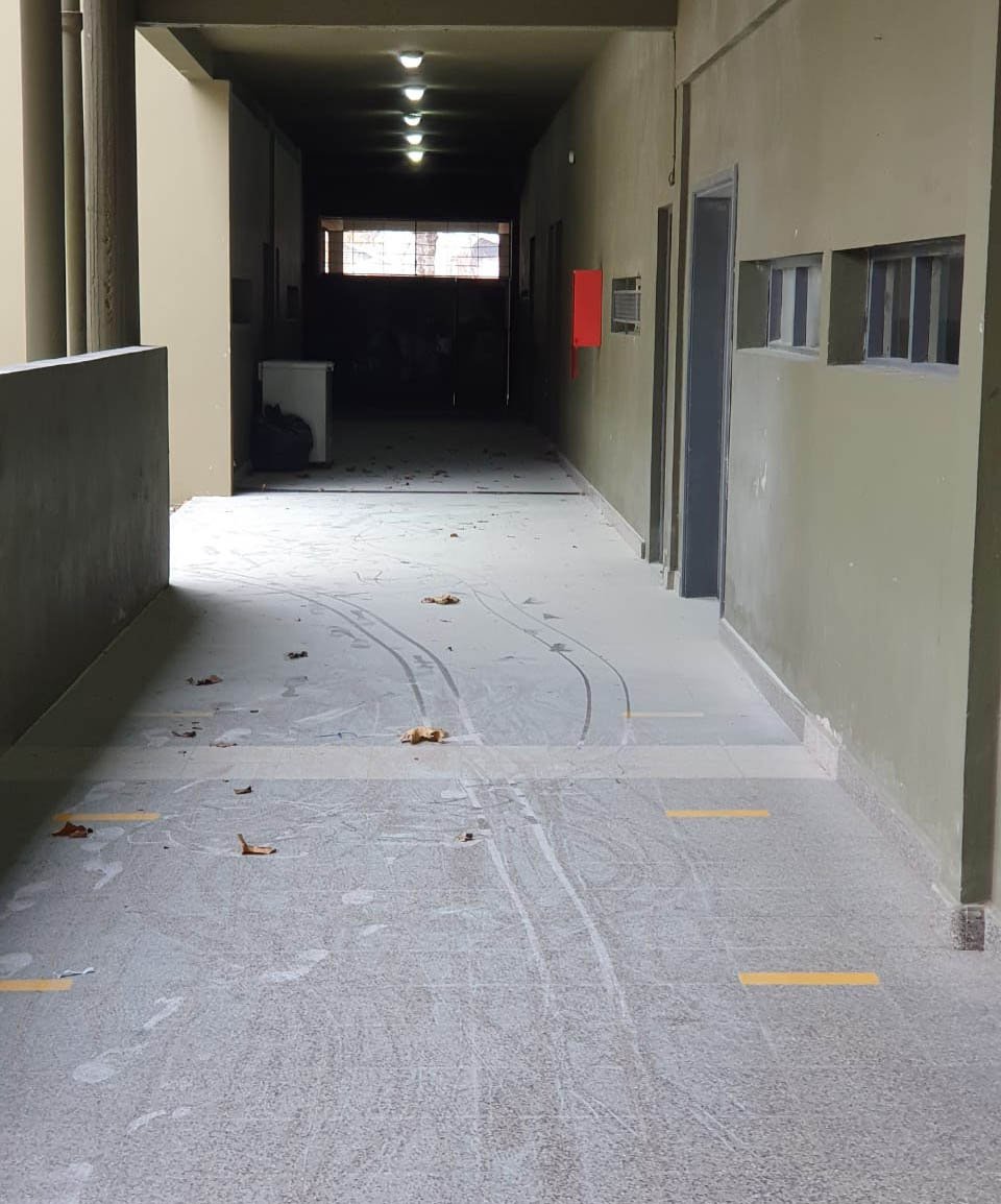 Jóvenes ingresaron al "ex-Industrial" y  vaciaron dos matafuegos en una galería