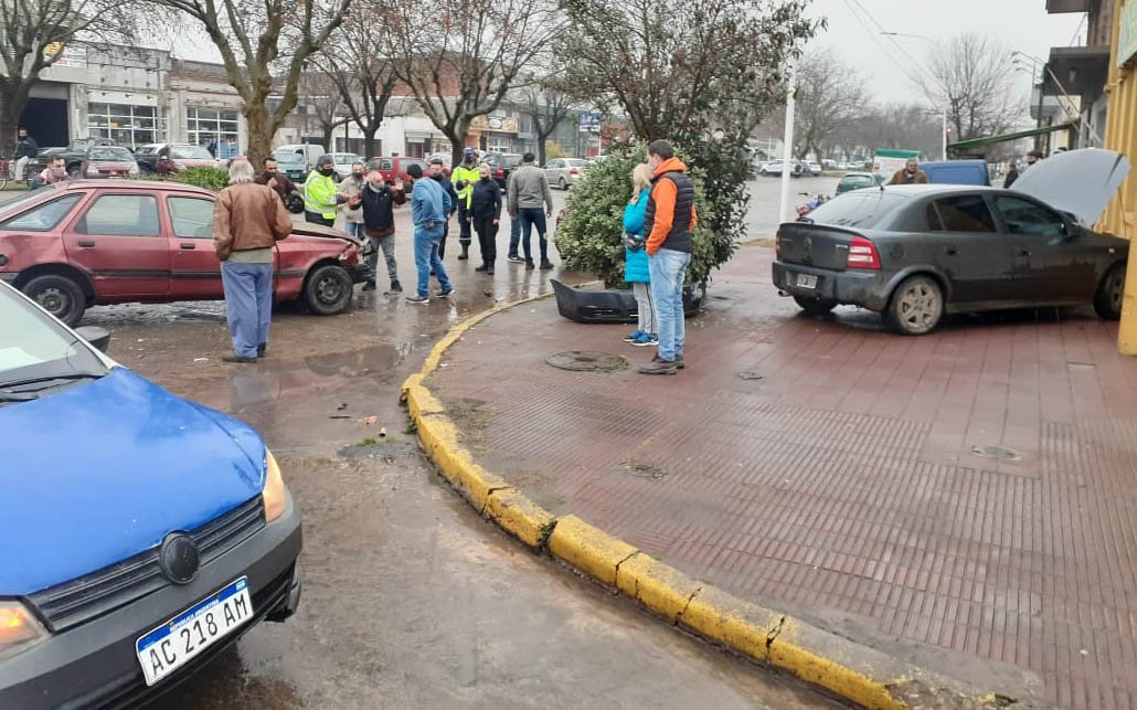 Violento choque: tres automóviles  involucrados y una mujer lesionada