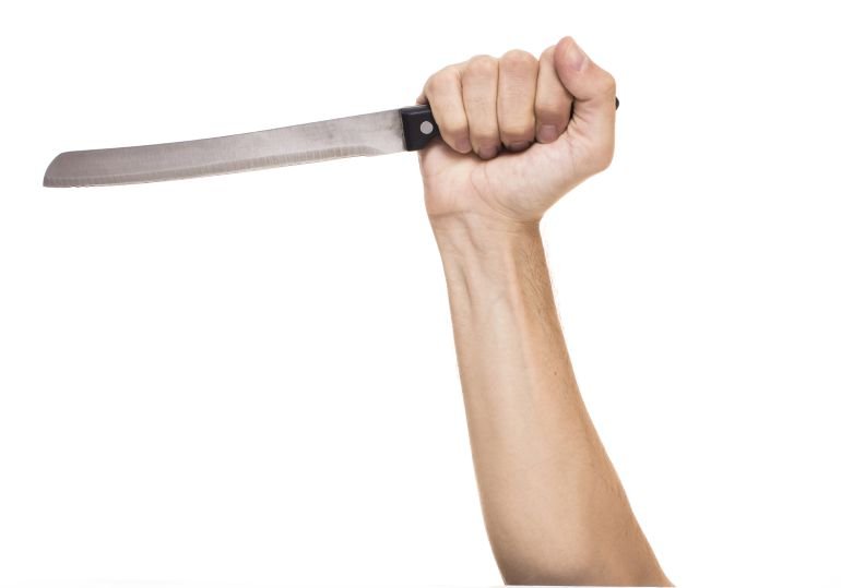 Amenazó con matar a su pareja  con un cuchillo frente a dos criaturas