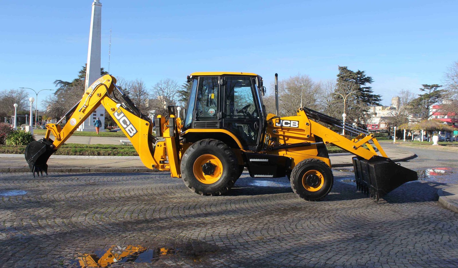 Se presentó una pala cargadora con retroexcavador destinada a trabajos en caminos rurales