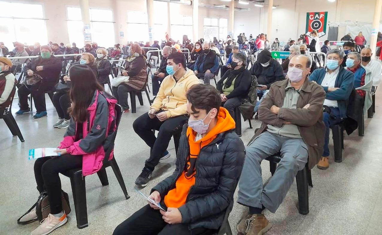Récord de primeras dosis aplicadas con la vacunación libre para mayores de 18 años