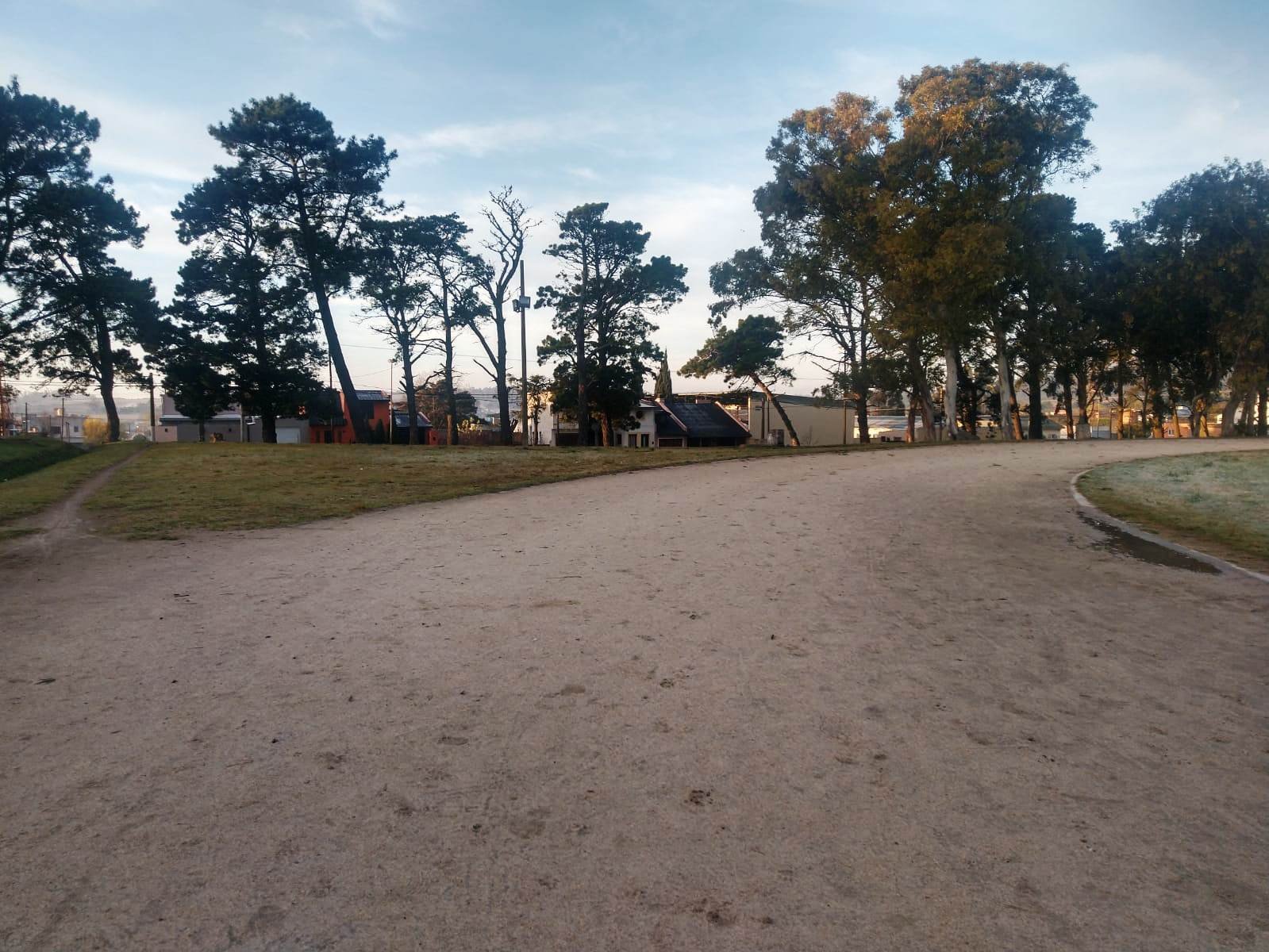 Provocan daños en la pista de atletismo del cerro
