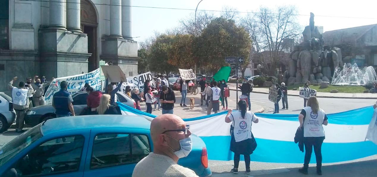 Dos movilizaciones gremiales  confluyeron ayer en la Municipalidad