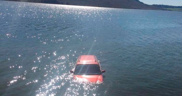 ¡Auto al agua!