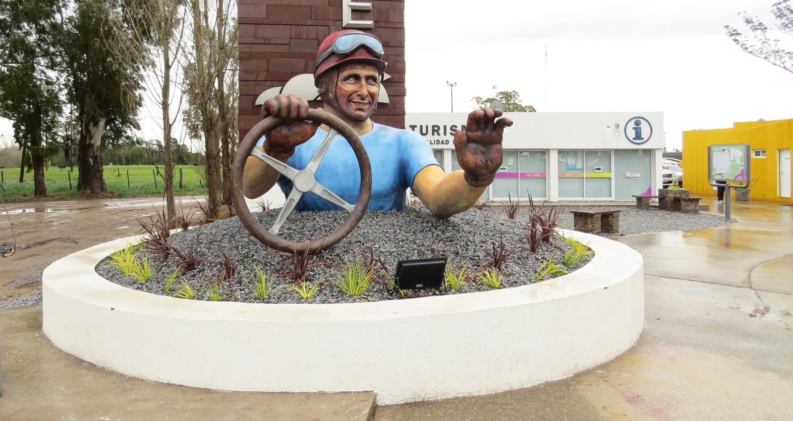 Un Fangio hiperrealista recibe  a los visitantes en "El Cruce"