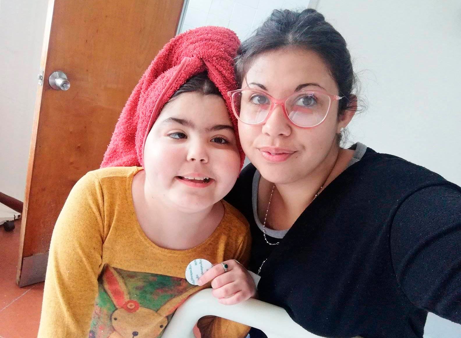 Vecina solicita ayuda para poder afrontar un  costoso tratamiento para su hija