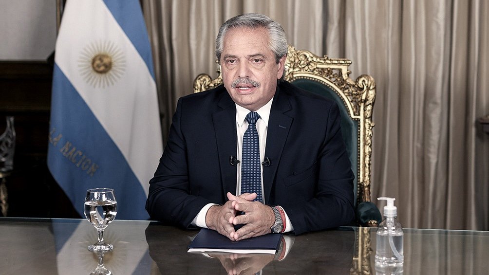El Presidente firmó el decreto para convertir los planes sociales en empleo genuino