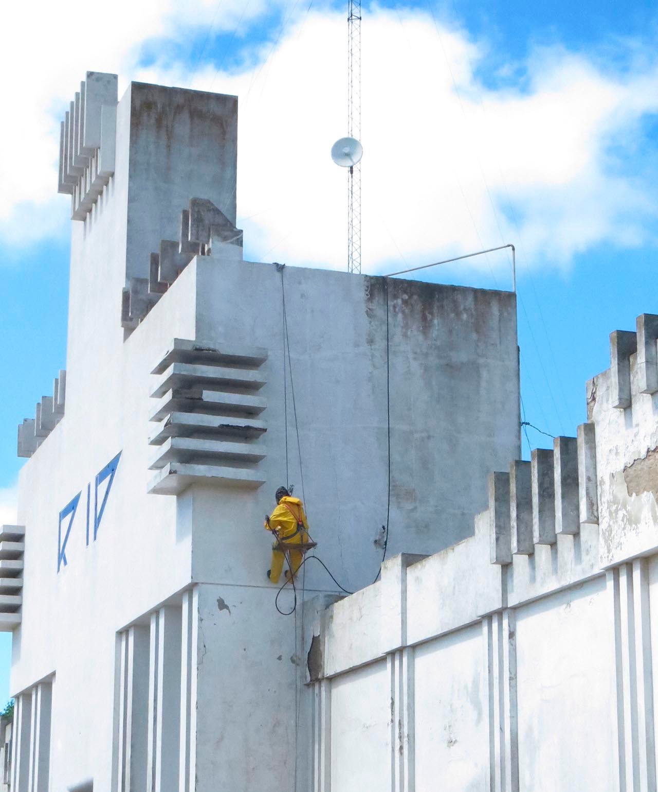 Cementerio Municipal: limpian la fachada  previo a lo que será la esperada restauración