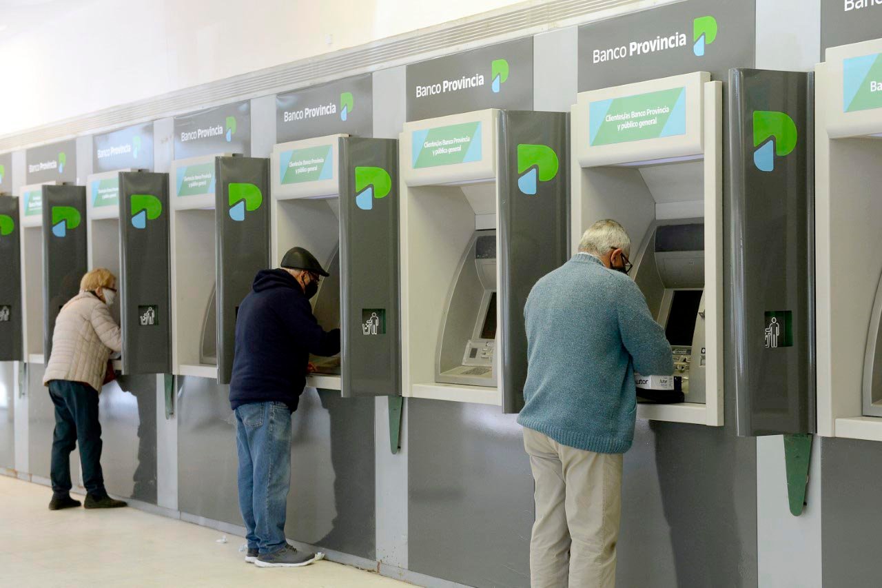 Los bancos volverán a atender sin turno, pero garantizando medidas sanitarias