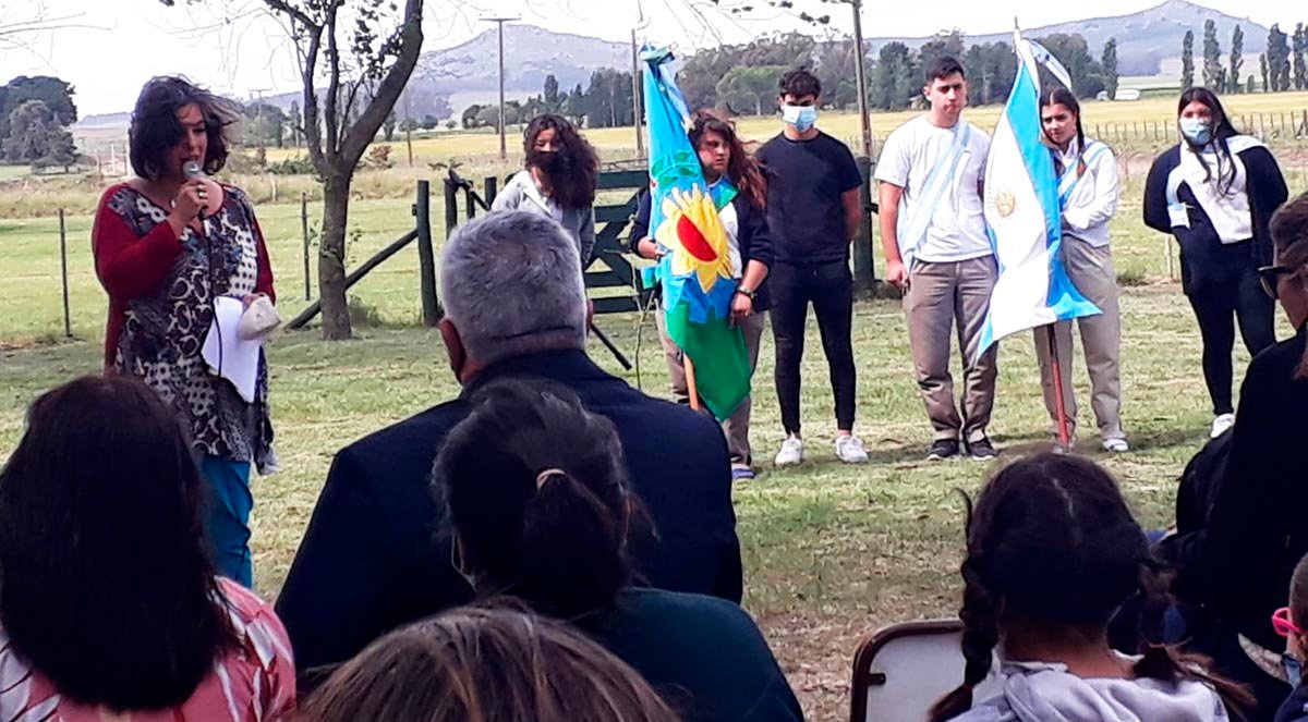 Se  realizó el acto de imposición del nombre de “Héroes de Malvinas” a la E.E.S Nº 4