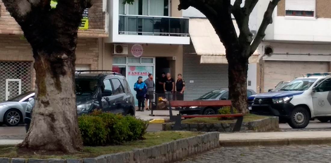 Robaron numerosas prendas de vestir en céntrico local comercial