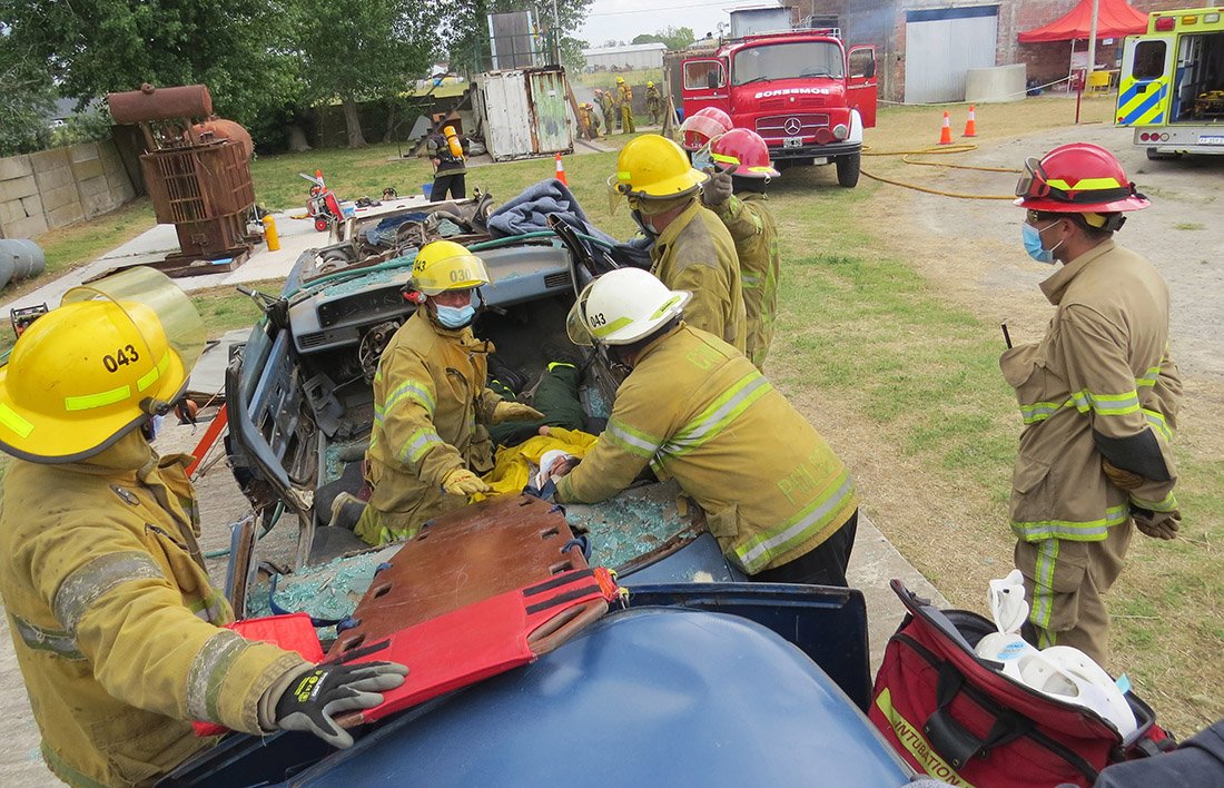 Bomberos: capacitación y simulacro para responder en las emergencias