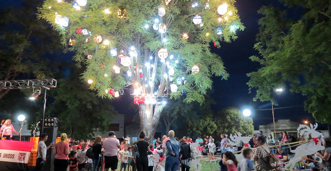 La Navidad en Amigos Unidos tomó color con el encendido del árbol y un ambicioso proyecto